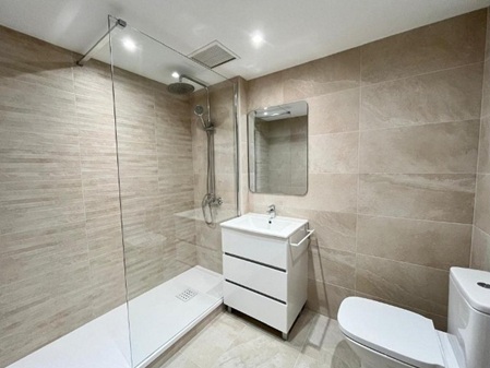 Kleines Badezimmer sanieren Hamburg modernes platzsparendes Bad mit Dusche, Waschtisch und heller Gestaltung